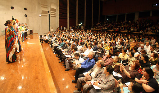 8일 일본 구마모토현 가쿠엔대학에서 뮤지컬 ‘명성황후’특별공연이 끝난 뒤 출연자들이 무대인사를 하고 있다.  에이콤인터내셔널 제공