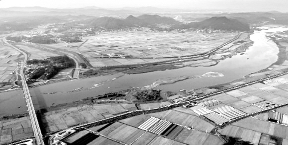 지난 2005년 촬영한 세종시 전경. 뒤쪽에는 주산인 원수산, 앞쪽에는 금강이 위치한 전형적인 ´배산임수´ 터다.  서울신문 포토라이브러리
