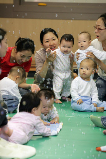 서울 시내 한 어린이집에서 보육교사들이 유아들을 돌보고 있다. 보건복지가족부와 여성부가 보육업무 이관을 놓고 신경전을 벌이고 있다. 서울신문 포토라이브러리