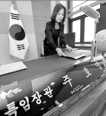 12일 서울 세종로 정부중앙청사 8층에 자리잡은 특임장관실을 한 직원이 정돈하고 있다.  정연호기자 tpgod@seoul.co.kr