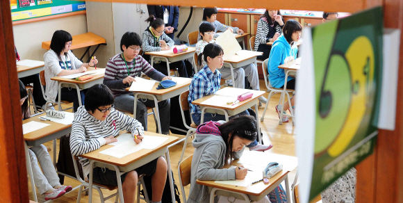 전국 초·중·고교 학생들의 학업수준을 파악하기 위해 시행된 학업성취도 평가 첫날인 13일 서울 신당초등학교 6학년 학생들이 교실에서 시험을 치르고 있다.   손형준기자 boltagoo@seoul.co.kr 