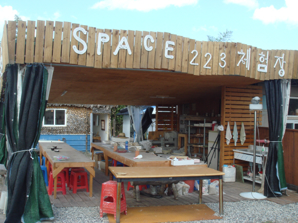 부산 기장군 대룡마을의 한 예술 체험장. 2007년 살기좋은 지역 만들기 사업 이후 예·농 공동체로 성공적으로 변신, 전국의 관광객들을 불러모으고 있다.