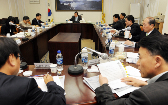 13일 서울신문사 회의실에서 열린 제32차 독자권익위원회에서 위원들이 의견을 나누고 있다. 정연호기자 tpgod@seoul.co.kr