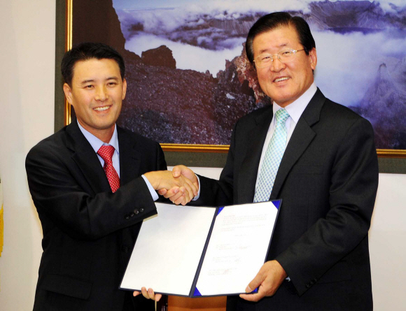 이동화(오른쪽) 서울신문 사장이 13일 서울 태평로 1가 본사 대회의실에서 김상혁 성공TV 사장과 공동경영 협약식을 갖고 악수를 하고 있다.  안주영기자 yja@seoul.co.kr