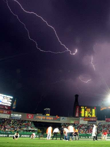 우르르 쾅! 번쩍 놀란 구장