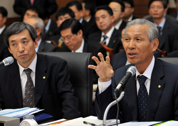 이성태(오른쪽) 한국은행 총재가 15일 한은에 대한 국정감사에서 의원들의 질문에 답변하고 있다. 이 총재는 최근 두 달새 금리인상 시기와 관련해 말을 바꿔 좀 더 신중한 화법을 쓰라는 지적을 받기도 했다.  이언탁기자 utl@seoul.co.kr