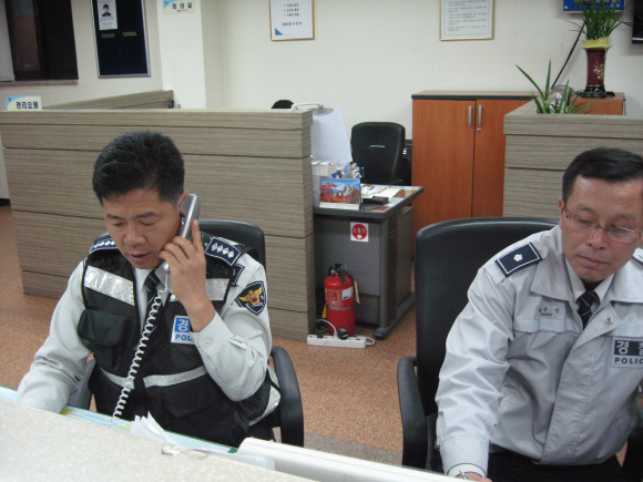 15일 밤 서울 신문로 파출소에서 야간근무 중인 경찰들이 시민의 신고전화를 받고 있다.