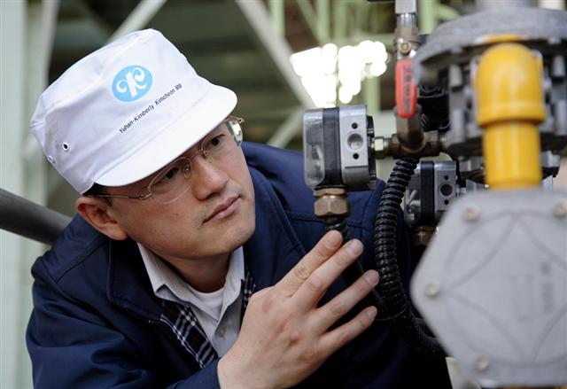 경북 김천시 대광동 유한킴벌리 공장에서 지난 16일 한 직원이 설비를 점검하고 있다. 유한킴벌리 제공