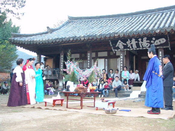 경남 산청 남사예담촌을 찾은 관광객들이 전통 가옥 사양정사(泗陽精舍) 앞에서 혼례체험 행사에 참여하고 있다.  농촌진흥청 제공