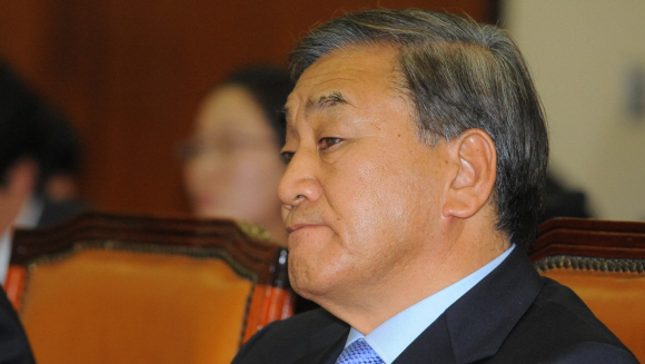 이재오 국민권익위원장이 19일 국회 정무위에서 열린 권익위 국정감사에서 의원들의 질문을 듣고 있다. 안주영기자 jya@seoul.co.kr