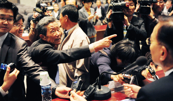 19일 서울 프레스센터에서 개최된 ‘행정중심복합도시(세종시) 어떻게 할 것인가’ 세미나에서 충남 연기군의 한 주민이 토론 내용에 대해 항의하고 있다. 이언탁기자 utl@seoul.co.kr