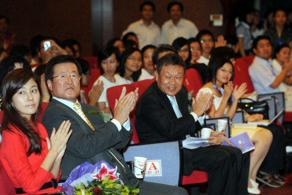 2009 한국-베트남 주간 행사의 일환으로 베트남 국립영화센터에서 개막된 한국 영화제 개막식에 참석한 이들이 박수를 치고 있다. 왼쪽부터 영화배우 김하늘, 서울신문 이동화 사장, 어윤대 국가브랜드위원회 위원장 등이 참석해 박수를 치고 있다.  하노이 김명국 특파원 daunso@seou.co.kr