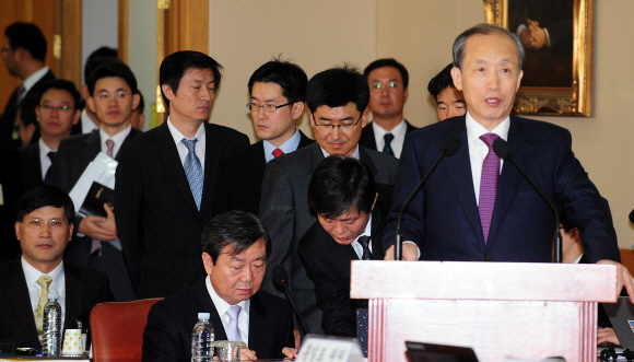 “헌법재판관 모두 국회선출 반대”  20일 국회 법제사법위원회의 대법원 국정감사에서 이용훈 대법원장이 의원들의 질의에 앞서 인사말을 하고 있다. 안주영기자 jya@seoul.co.kr