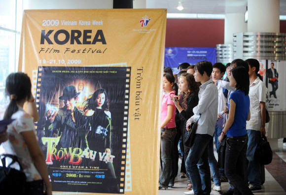 21일 한국영화축제가 진행된 하노이 내셔널시네마센터를 찾은 관객들이 한국 영화 포스터를 구경하고 있다.  하노이 김명국특파원 daunso@seoul.co.kr 