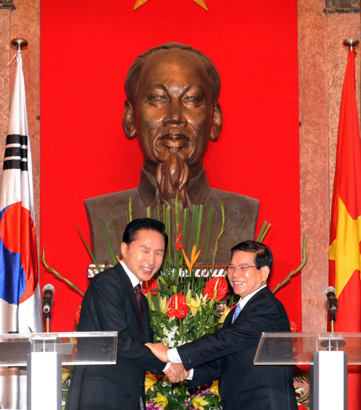 이명박(왼쪽) 대통령이 21일 베트남 하노이의 주석궁에서 응우옌 민 찌엣 베트남 국가주석과 공동기자회견을 마친 뒤 악수하고 있다. 하노이 최해국특파원 seaworld@seoul.co.kr