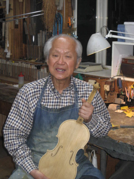 도쿄 센가와의 40년된 자신의 작업실에서 바이올린과 자신의 삶에 대해 얘기하고 있는 진창현씨.