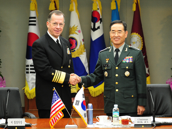 21일 서울 용산동 국방부 청사 합참본부에서 열린 제31차 한·미 군사위원회에 앞서 이상의 합참의장과 마이클 멀린 미 합참의장이 악수하고 있다. 손형준기자 boltagoo@seoul.co.kr