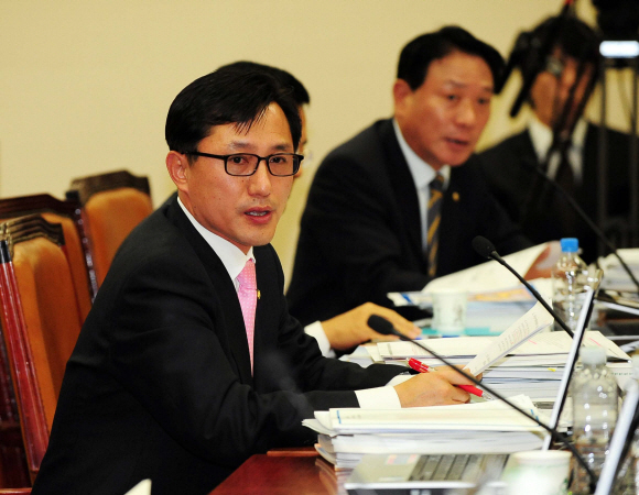 한나라당 권택기(왼쪽) 의원이 22일 국회 정무위원회의 공정거래위원회 국정감사에서 항공사 관계자들을 상대로 항공사 마일리지 제휴카드로 인한 항공사의 이익이 소비자에게 돌아가는지를 캐묻고 있다. 이호정기자 hojeong@seoul.co.kr