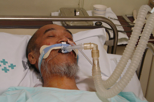 용산참사 진상규명을 촉구하며 11일째 단식농성을 하던 문규현 신부가 22일 새벽 의식을 잃고 쓰러져 서울 여의도성모병원 중환자실에서 치료를 받고 있다. 연합뉴스