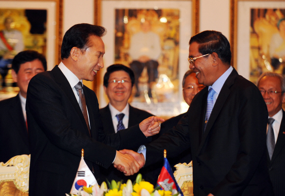 캄보디아를 국빈방문 중인 이명박(왼쪽) 대통령이 22일 외교부 청사에서 훈센 총리와 정상회담을 갖고, 양국간 범죄인 인도협정에 서명한 뒤 악수하고 있다. 프놈펜 최해국특파원 seaworld@seoul.co.kr