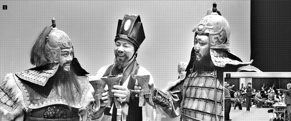 ① 국립창극단 ‘적벽’의 한 장면. 왼쪽부터 관우 역의 왕기철, 유비 역의 김학용, 장비 역의 윤석안이 도원결의 장면을 연출하고 있다 ‘ ② 적벽’의 연출을 맡은 이윤택(맨 오른쪽)과 연습 중인 배우들 국립극장 제공