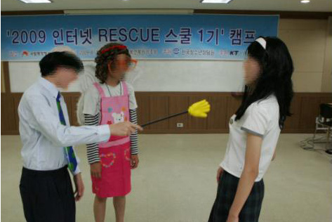 전문가들은 부모의 관심과 애정, 적극적인 활동, 새로운 목표의식 정립 등을 통해 인터넷 및 게임중독을 효과적으로 치료할 수 있다고 입을 모은다. 사진은 인터넷중독 치료프로그램(레스큐 스쿨)에서 역할극을 진행하고 있는 청소년들.  한국청소년상담원 제공