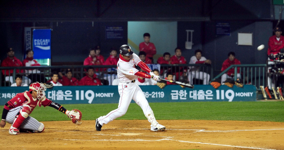 벼랑탈출 신호탄  SK 이호준(오른쪽)이 23일 프로야구 한국시리즈 6차전에서 2회말 KIA 선발 윤석민의 공을 퍼올려 선제 솔로홈런을 때려내고 있다. 이호정기자 hojeong@seoul.co.kr