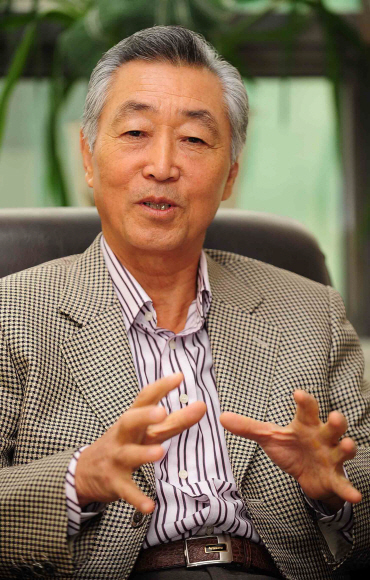 ‘10·26’ 현장 경호원 중 유일한 생존자인 박상범 전 청와대 경호실장이 23일 박정희 전 대통령을 회상하고 있다.  손형준기자 boltagoo@seoul.co.kr