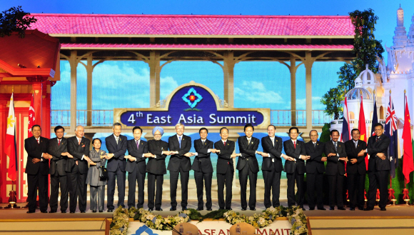 한자리 모인 亞정상들  이명박(왼쪽 여섯번째) 대통령이 25일 태국의 휴양지 후아힌 두싯타니호텔에서 열린 제4회 동아시아 정상회의(EAS)에 참석해 아시아 정상들과 기념촬영을 하고 있다. 왼쪽부터 유도요노 인도네시아 대통령, 부아손 라오스 총리, 나지브 말레이시아 총리, 아로요 필리핀 대통령, 리셴룽 싱가포르 총리, 이 대통령, 싱 인도 총리, 케빈 러드 호주 총리, 아피싯 태국 총리, 원자바오 중국 총리, 하토야마 유키오 일본 총리, 존 필립 키 뉴질랜드 총리, 응우옌 떤 중 베트남 총리, 떼인 세인 미얀마 총리, 볼키아 브루나이 국왕, 훈 센 캄보디아 총리, 수린 아세안 사무총장. 후아힌 최해국특파원 seaworld@seoul.co.kr