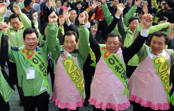민주당 지도부가 25일 경기 수원시 장안구 정자3동 주민센터 앞에서 앞치마를 두른 채 한 표를 호소하고 있다. 왼쪽부터 김진표 최고위원, 정세균 대표, 이찬열 수원 장안 재선거 후보, 손학규 전 대표. 안주영기자 jya@seoul.co.kr