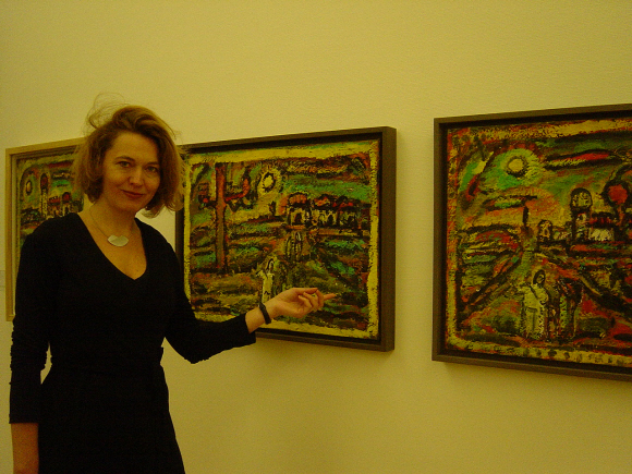 앙겔라 랑프 퐁피두센터 학예실장이 19일 퐁피두센터 상설전시장에서 전시되고 있는 루오 말기 작품들 앞에서 루오 그림의 특징에 대해 설명하고 있다. 초기작품의 어두운 색채가 많이 사라지고, 노란색과 초록색이 주요한 색깔로 떠올랐다.