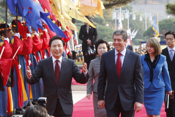 이명박(앞줄 왼쪽) 대통령이 26일 청와대에서 국빈방문한 게오르기 파르바노프(앞줄 오른쪽) 불가리아 대통령과 환담을 하며 정상회담장으로 가고 있다. 최해국기자 seaworld@seoul.co.kr