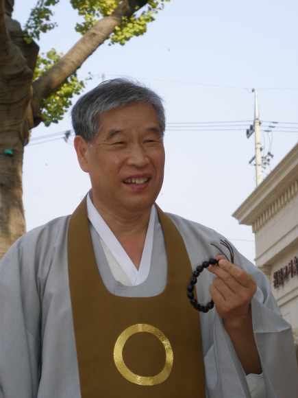 원불교 이성택 교정원장이 26일 퇴임 기자간담회 자리에서 환하게 웃고 있다. 