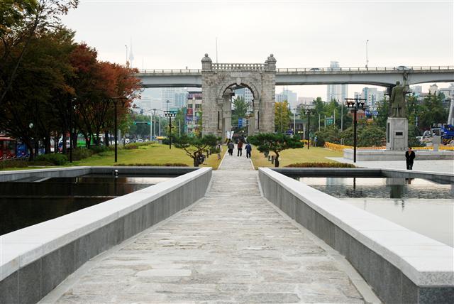 27일 재단장된 서울 현저동 독립문의 모습이 단아하고 깔끔하다. 독립문은 중국 사신을 영접하던 영은문을 헐고 건립한 것으로, 중국으로부터의 독립을 상징하는 의미로 중국인 노동자를 고용해 지은 최초의 서양식 건물이다.  서대문구 제공