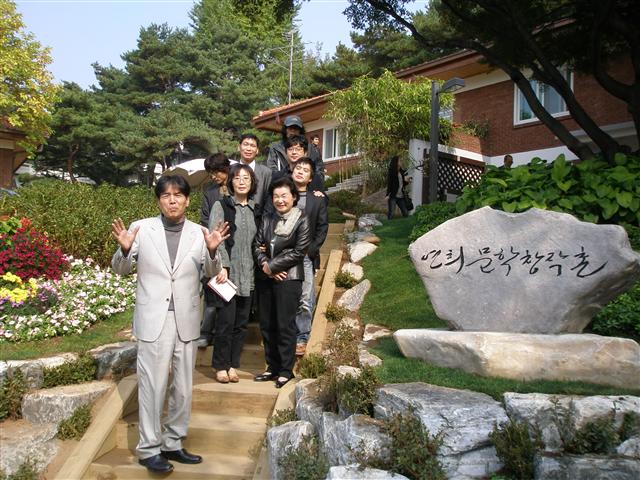 운영위원장을 맡은 소설가 박범신(왼쪽)이 연희문학창작촌의 운영 방식 등을 설명하고 있다. 이미 입주해 있는 시인 신달자, 김근, 김경주, 소설가 백가흠 등이 함께 하고 있다. 