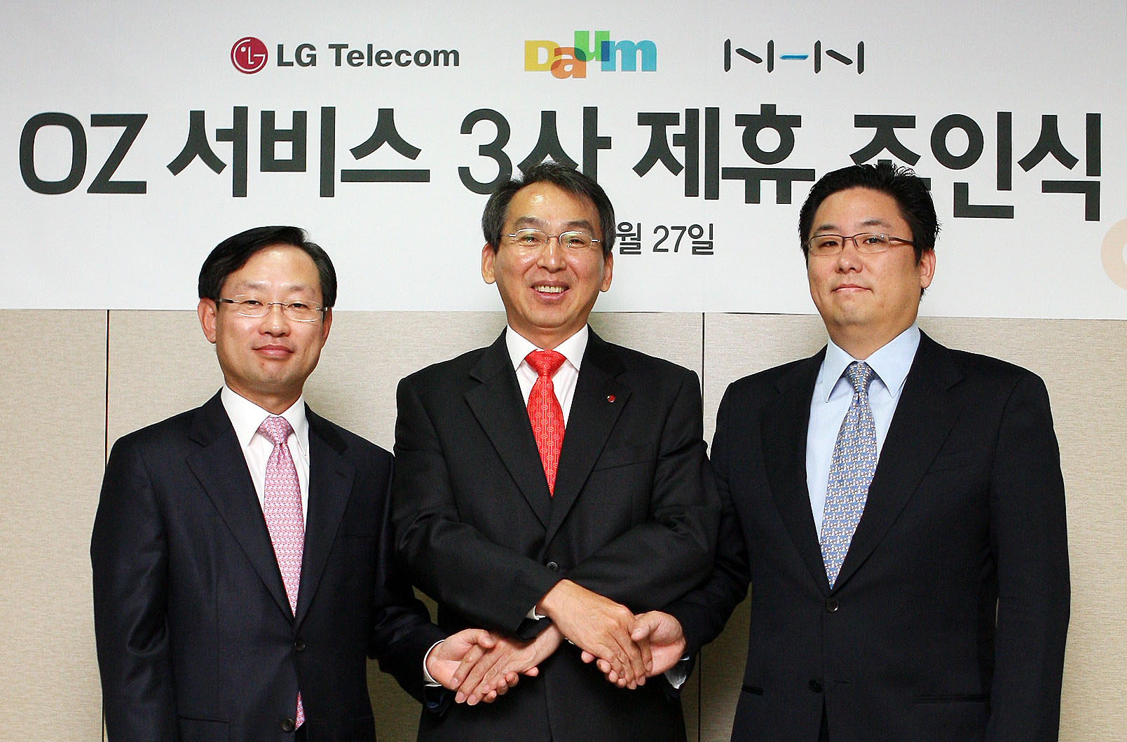 LG텔레콤이 인터넷 포털업체인 NHN㈜·다음커뮤니케이션과 손잡고 모바일 인터넷 OZ의 신규 서비스 공동 개발에 나선다.왼쪽부터 NHN 김상헌 대표,LG텔레콤 정일재 사장,다음커뮤니케이션 최세훈 대표.