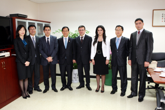 정창섭(왼쪽 네번째) 행정안전부 제1차관이 27일 정부중앙청사를 찾은 바흐람 할리도프( 다섯번째) 아제르바이잔 중앙인사위원회 인사위원장(장관급) 일행과 함께 기념촬영을 하고 있다. 행정안전부 제공 