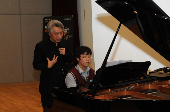 27일 창틀 전문기업인 이건창호가 서울 화양동 건국대학교 소강당에서 음악영재 학생들을 위해 마련한 무료 레슨에서 김대진(왼쪽) 한국예술종합학교 교수가 건국 음악영재아카데미에 다니는 한 학생에게 피아노 지도를 하고 있다. 이건창호 제공