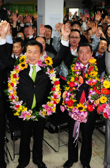 수원 장안 이찬열 환호  28일 수원 장안 재선거에서 승리를 거둔 민주당 이찬열(오른쪽) 당선자가 선거사무소에서 선거대책본부장인 손학규(왼쪽) 전 대표 및 지지자들과 환호하고 있다. 안주영기자 jya@seoul.co.kr