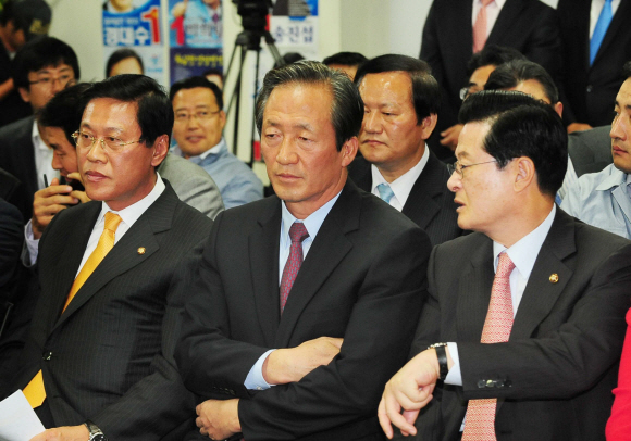 28일 서울 여의도 한나라당 당사에서 한나라당 정몽준(앞줄 가운데) 대표가 장광근(왼쪽) 사무총장, 허태열(오른쪽) 최고위원과 함께 심각한 표정으로 재·보선 개표 방송을 지켜보고 있다. 이호정기자 hojeong@seoul.co.kr