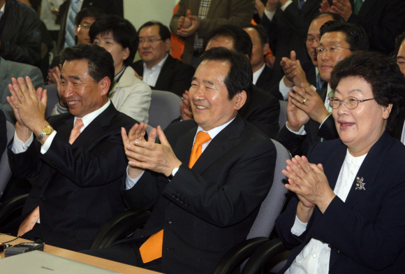 민주당 정세균(앞줄 가운데) 대표, 이강래(왼쪽) 원내대표, 장상(오른쪽) 최고위원이 28일 밤 서울 영등포당사에 마련된 상황실에서 개표 방송을 지켜보며 손뼉을 치고 있다. 이호정기자 hojeong@seoul.co.kr