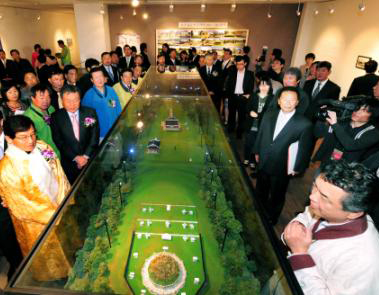 서울신문사가 주최하는 유네스코 등재 기념 특별전 ‘세계유산과 조선왕릉의 신비’가 28일 서울 태평로 서울갤러리에서 막을 올렸다. 이날 전시회를 찾은 대한제국 마지막 황손 이석(맨 왼쪽)씨 등 각계 인사들이 태조 건원릉 축소 모형을 살펴보고 있다. 이언탁기자 utl@seoul.co.kr