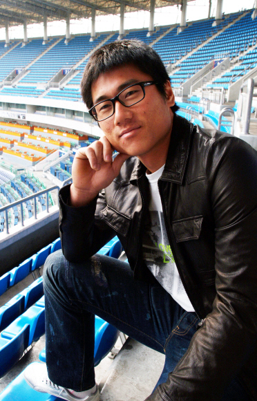 SK 박정권이 인천 문학구장 관중석에서 모델 뺨치는 포즈를 취하고 있다. 실제 그의 몸매나 패션 감각은 야구 실력 만큼이나 빼어나다.