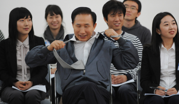 이명박(가운데) 대통령이 29일 서울 공덕동 한국산업인력공단에서 열린 ‘청년취업 젊은이와의 대화’ 도중 넥타이를 풀고 있다. 최해국기자 seaworld@seoul.co.kr