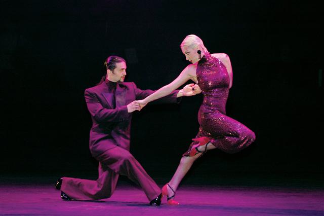 새달 무대에 오르는 ‘탱고 시덕션’에서 탱고 공연 역사상 가장 관능적인 춤을 선보일 구스타보 루소(왼쪽)와 사만다 가르시아. 크레디아 제공