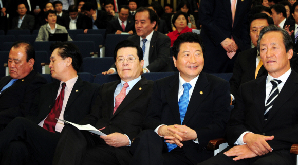 한나라당 정몽준(오른쪽) 대표를 비롯해 소속 의원들이 29일 국회 본청에서 전날 재·보선 패배와 헌법재판소의 미디어법 결정에 따른 대책을 논의하기 위해 의원총회를 갖고 있다. 안주영기자 jya@seoul.co.kr