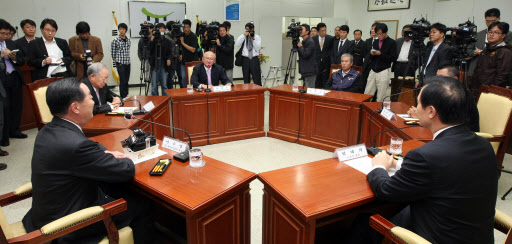 29일 서울 여의도 노사정위원회 회의실에서 열린 노사정 6자 대표자 회의에서 이수영(왼쪽) 경총 회장이 경영계 입장을 밝히고 있다.  노동부 제공