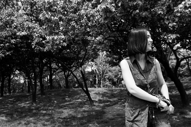 첫 청소년소설 ‘나의 얼토당토않은 엄마’를 낸 소설가 김연. 실천문학사 제공