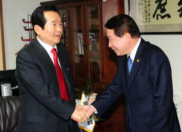 유명환(오른쪽) 외교통상부 장관이 30일 오전 여의도 민주당사를 방문, 정세균 대표에게 아프가니스탄 재파병과 관련한 보고를 하기에 앞서 인사를 나누고 있다. 이언탁기자 utl@seoul.co.kr