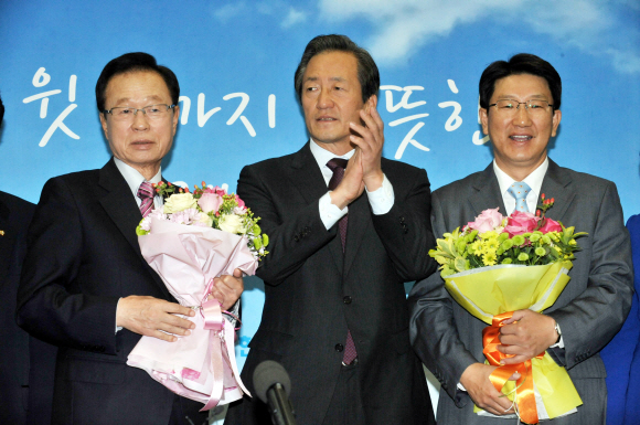 한나라당이 30일 국회 대표최고위원실에서 가진 10·28 재·보선 당선자 축하식에서 양산의 박희태(왼쪽), 강원 강릉의 권성동(오른쪽) 당선자가 꽃다발을 들고 인사하고 있다. 가운데는 정몽준 대표. 이언탁기자 utl@seoul.co.kr